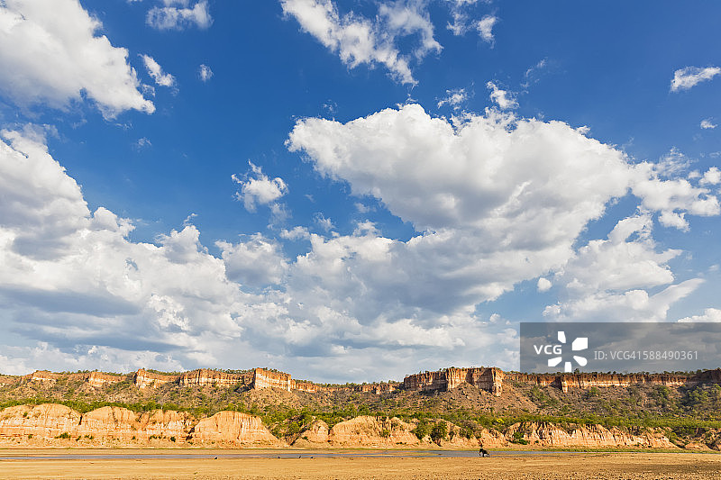 津巴布韦马斯温戈省戈纳雷若国家公园隆德河和奇洛乔悬崖与非洲象图片素材