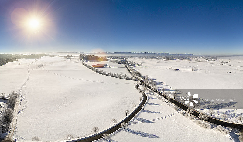 德国巴伐利亚州霍尔茨基兴：冬季景观的鸟瞰图图片素材