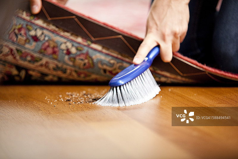 女人清扫地毯下方图片素材