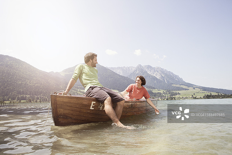 奥地利蒂罗尔，情侣在沃尔湖上乘船放松图片素材