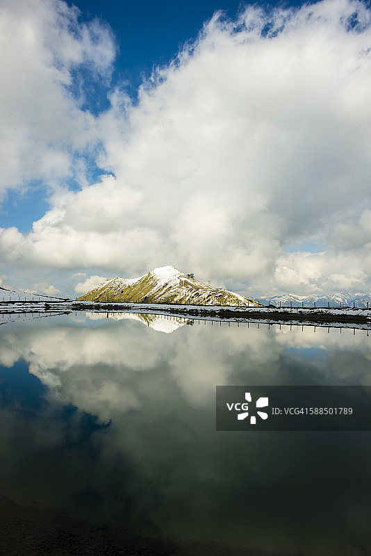 德国巴伐利亚阿尔高阿尔卑斯山脉里兹勒恩阿尔卑斯湖景观图片素材