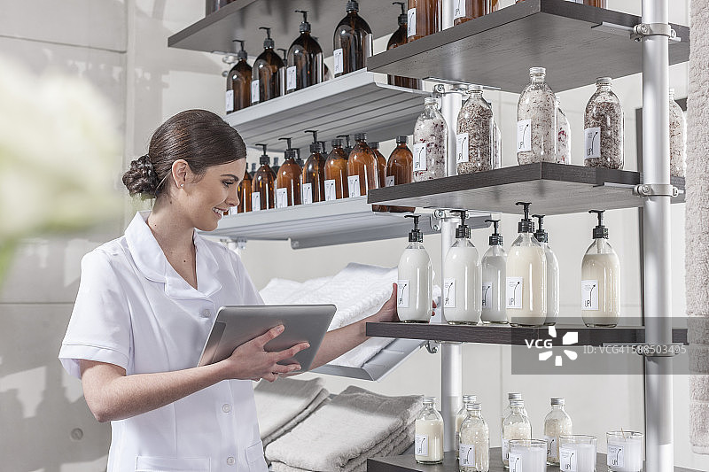 健康商店店员检查库存图片素材