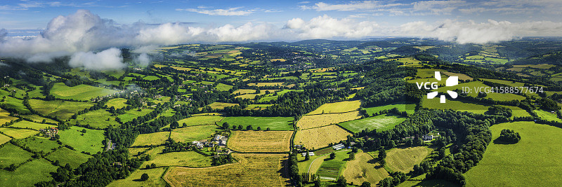 如画的夏季田野乡村鸟瞰全景图片素材
