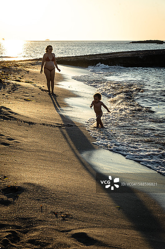 海滩上的孕妇和宝宝图片素材