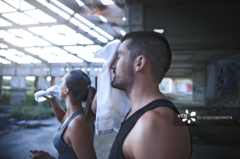 慢跑后休息的年轻运动员们图片素材