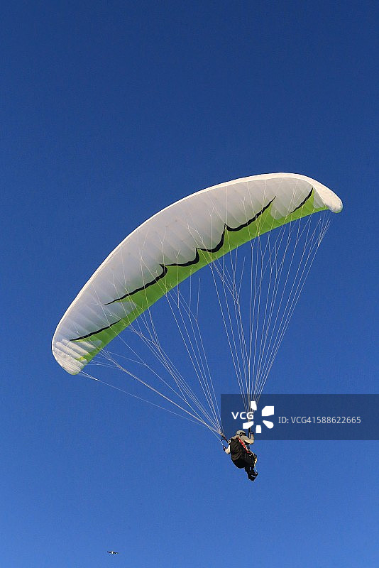 空中的滑翔伞图片素材
