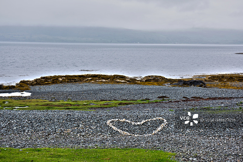 苏格兰马尔岛基尔湖海滩上的心形图案图片素材