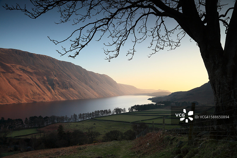 英国坎布里亚郡湖区国家公园的瓦斯特沃特湖和碎石坡日落图片素材