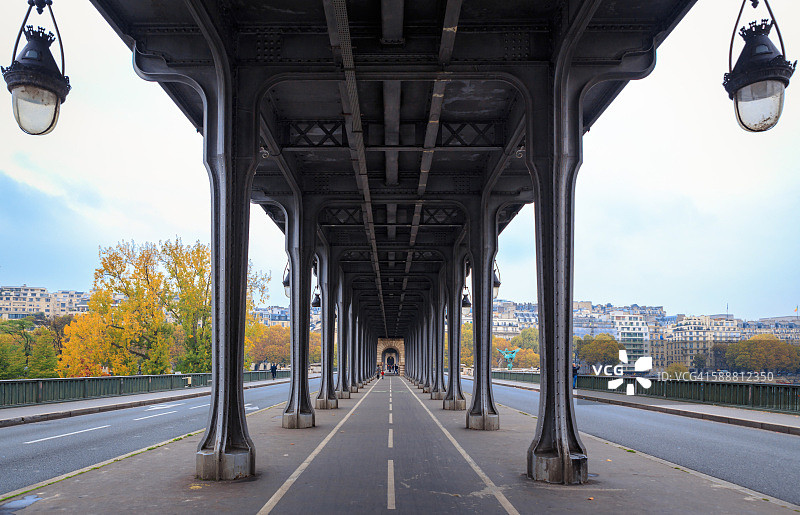 白天的比尔-哈基姆桥图片素材