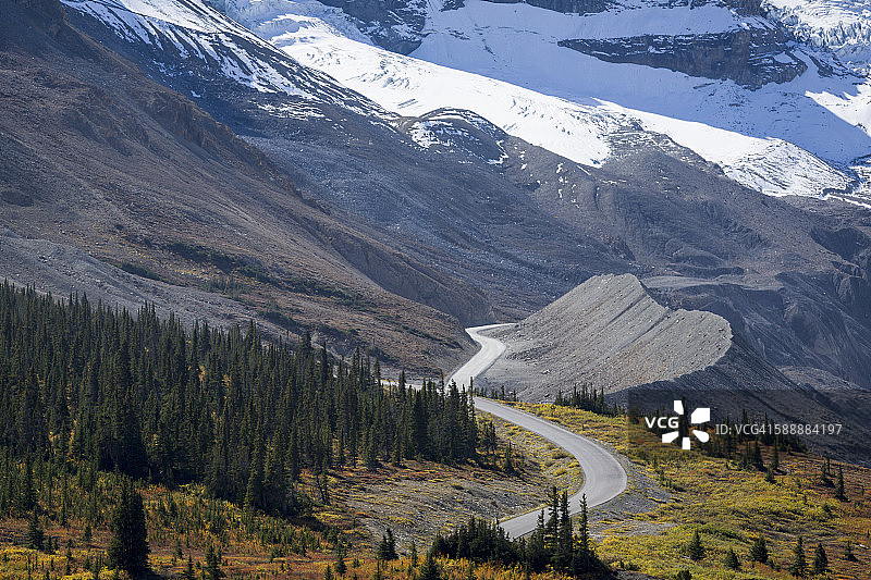 通往哥伦比亚冰原阿萨巴斯卡冰川的道路图片素材