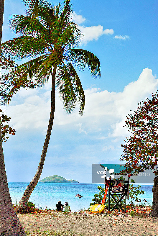 情侣在加勒比海圣托马斯岛梅根斯湾放松图片素材