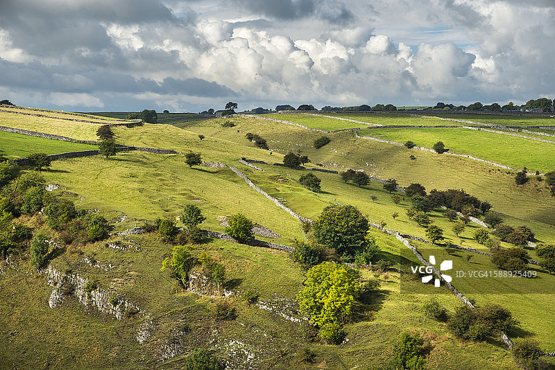 英国利顿的绿色田野和石灰岩墙图片素材