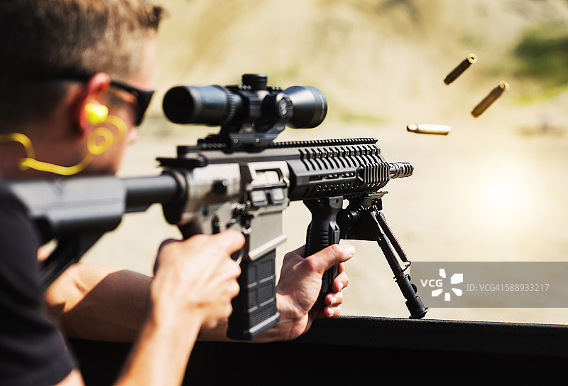 男人射击步枪图片素材