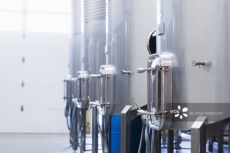 酿酒厂地窖中的不锈钢罐图片素材