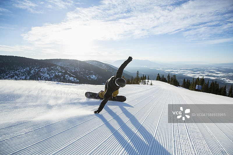男子滑雪下坡图片素材