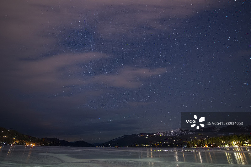 夜晚冰封的白鱼湖图片素材