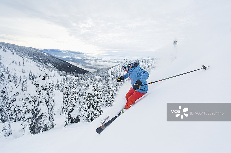中年男人在滑雪坡上飞驰图片素材