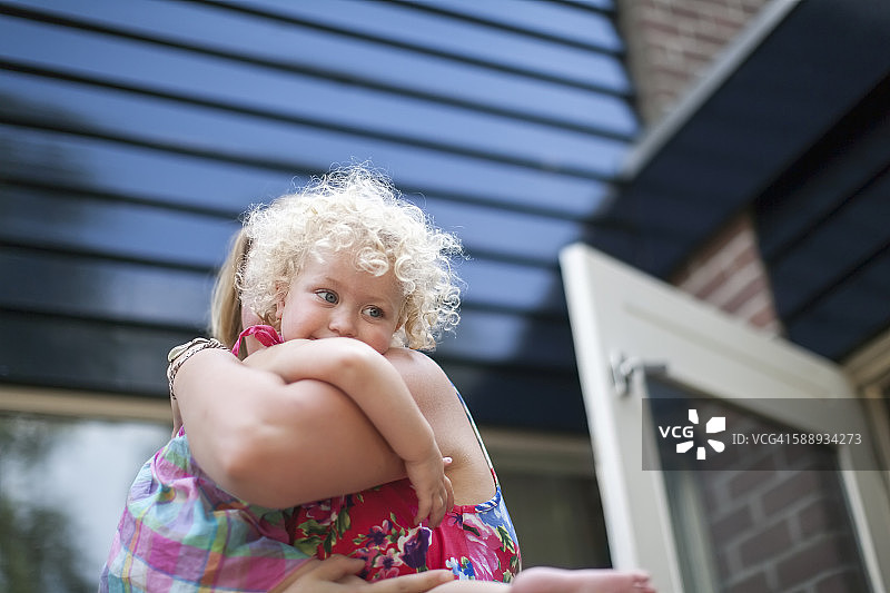 欧洲荷兰阿梅洛拥抱母亲的微笑女儿（4-5岁）图片素材