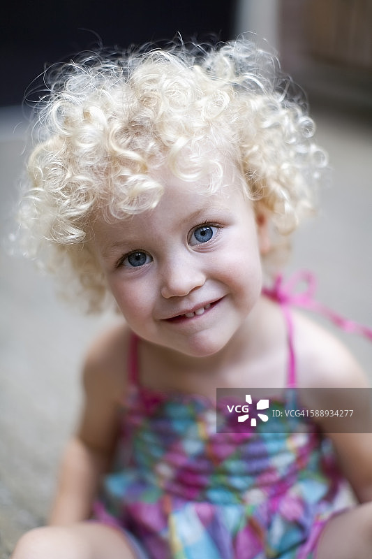 欧洲，荷兰，阿尔梅洛，微笑的金发女孩肖像（4-5岁）图片素材