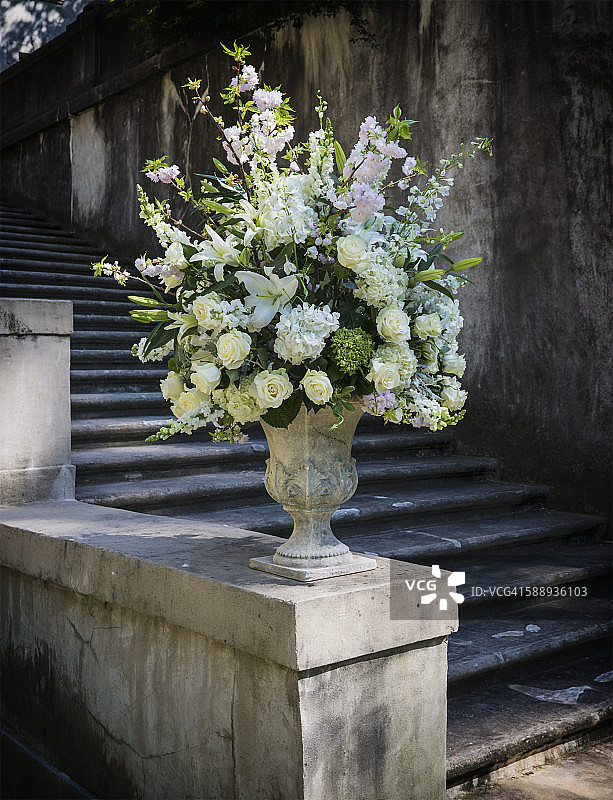格鲁吉亚，石瓮中的鲜花展示图片素材
