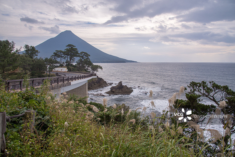 日本九州鹿儿岛火山附近的沿海公路图片素材