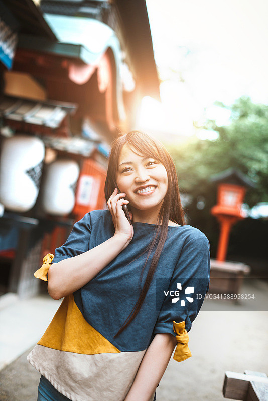 手持手机的漂亮日本女孩图片素材