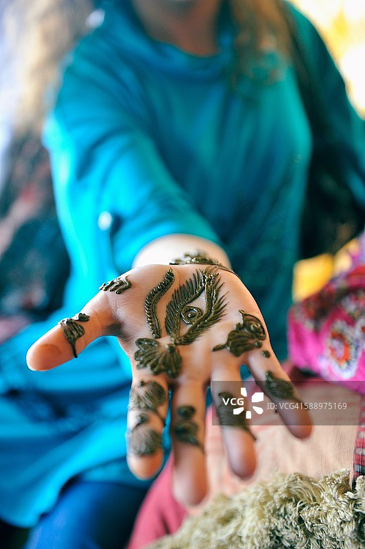 手绘指甲花艺术的女人，特写图片素材