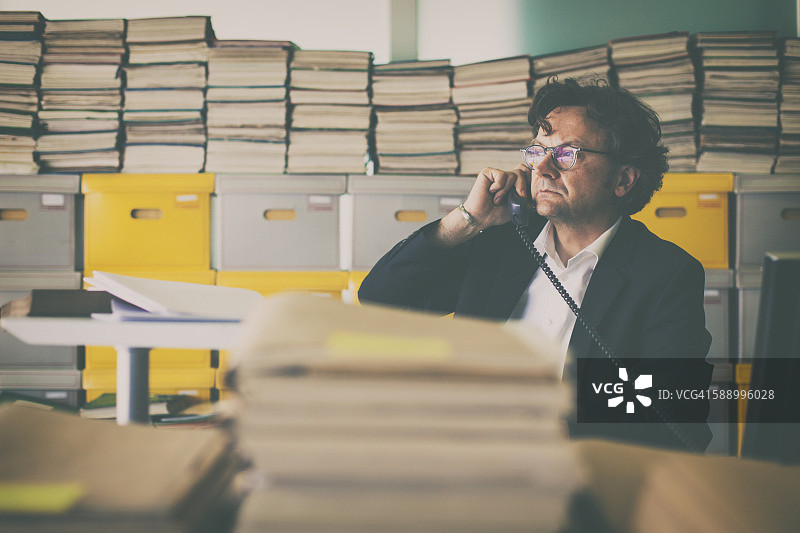 电话中的档案工作人员图片素材