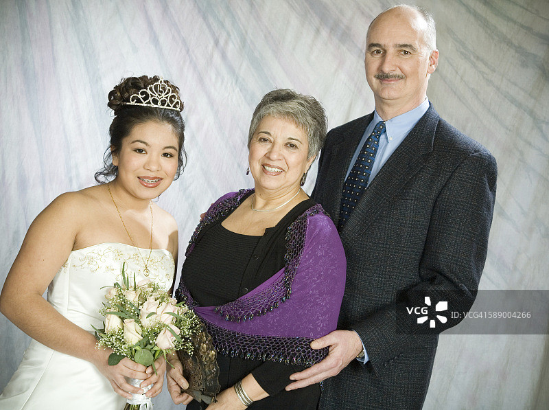 拍摄15岁成人礼的家庭图片素材