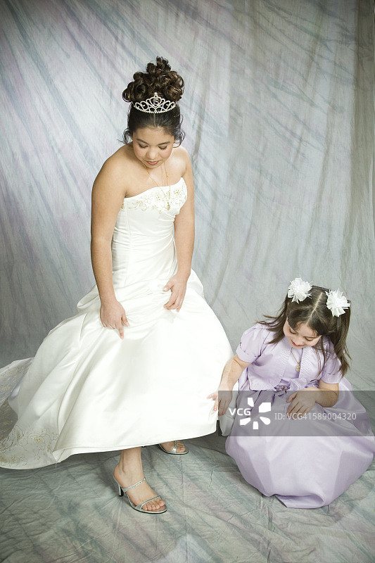 为成人礼摆姿势的女孩图片素材