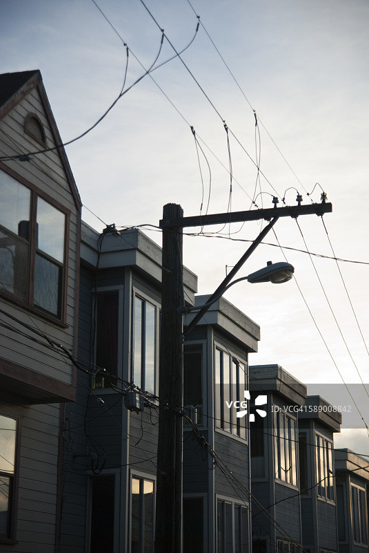 美国加利福尼亚州旧金山的一排房屋和电话线图片素材