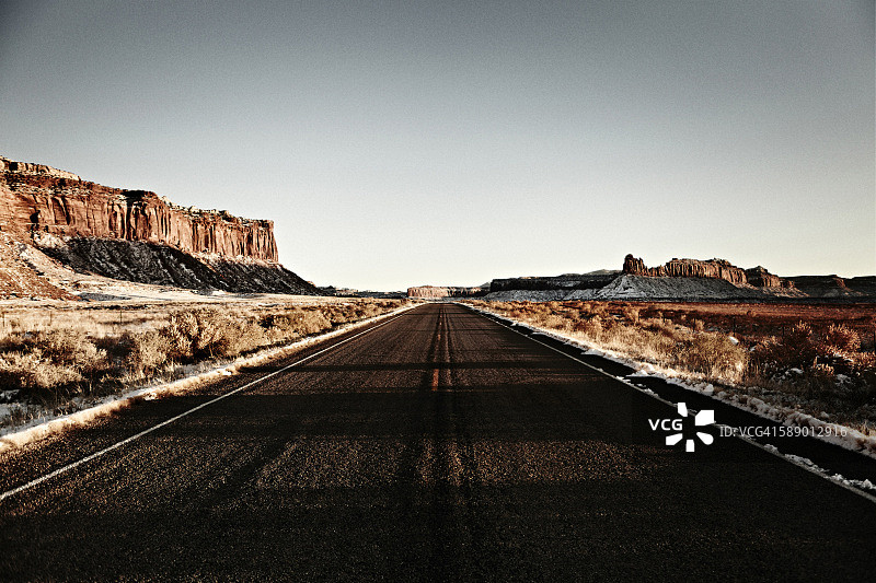 美国犹他州峡谷地国家公园的雪景公路图片素材