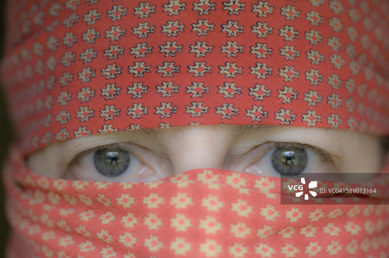 用围巾遮住脸的女人图片素材