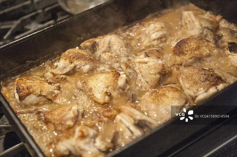 平底锅中慢炖的椰子鸡图片素材