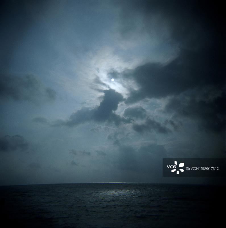 风暴后的平静海面图片素材