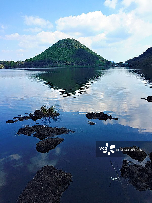 伊穆塔池塘倒影图片素材