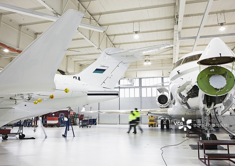 机库中的喷气式飞机图片素材