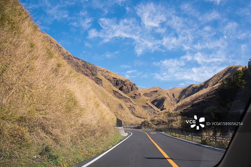 通往日本九州阿苏火山的道路图片素材