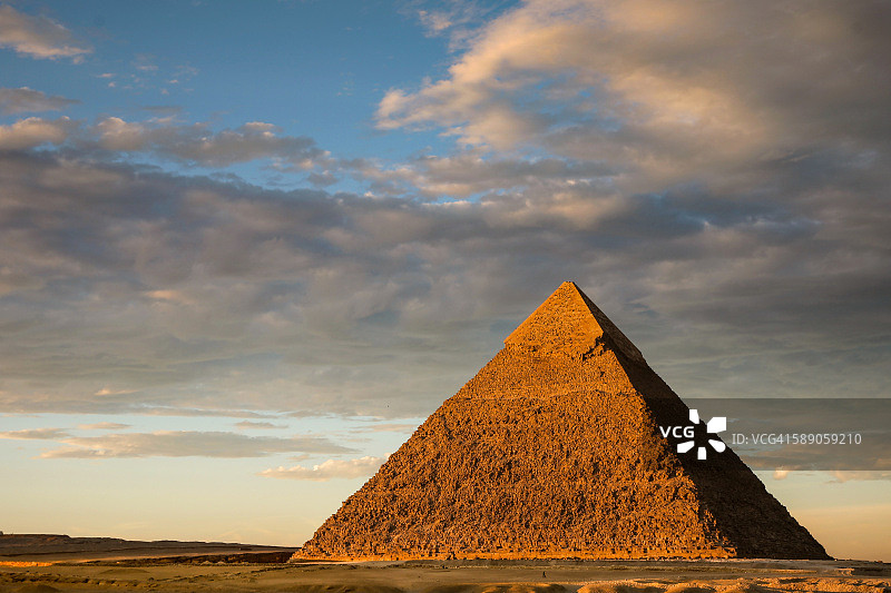 埃及开罗吉萨哈夫拉金字塔的日落图片素材
