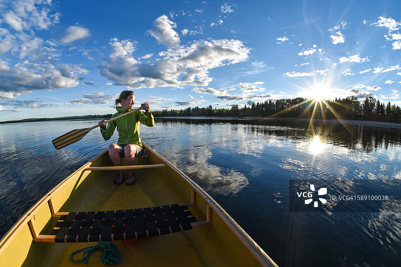 划独木舟的女人图片素材