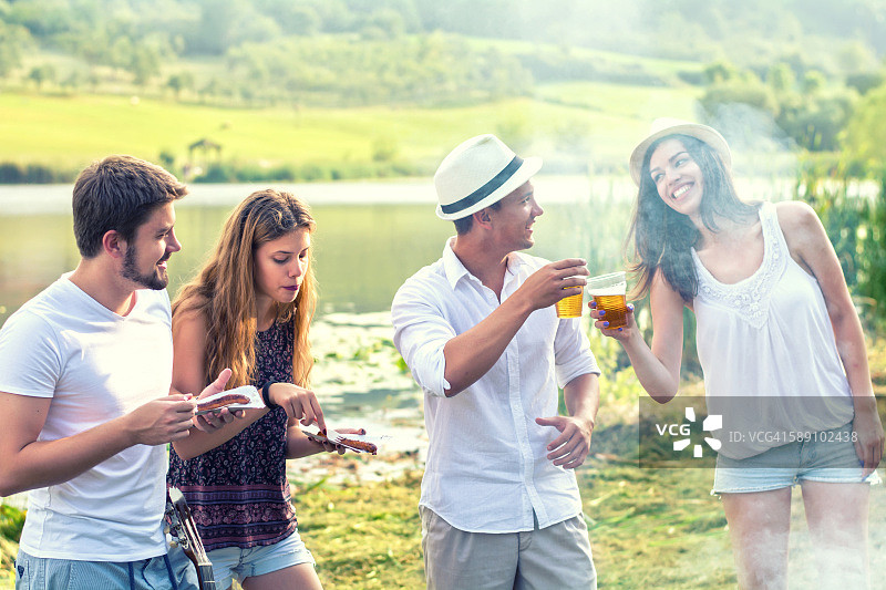 朋友们在烧烤野餐图片素材