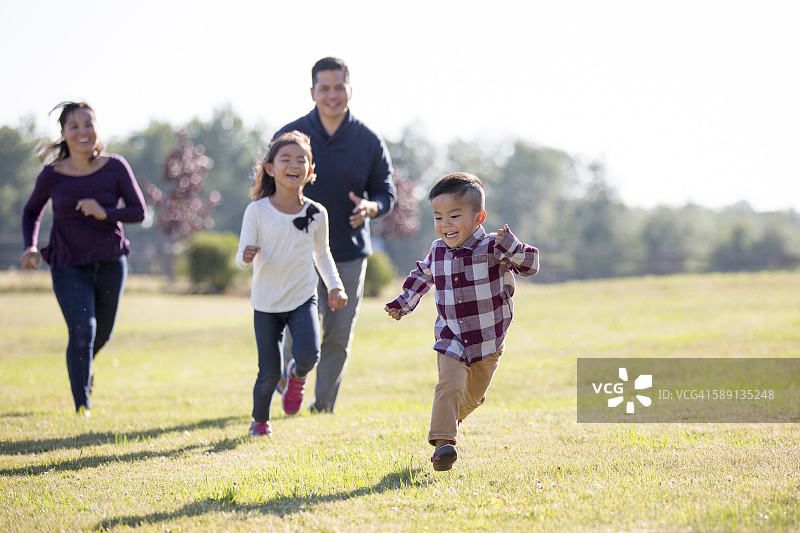 一家人在户外活动图片素材