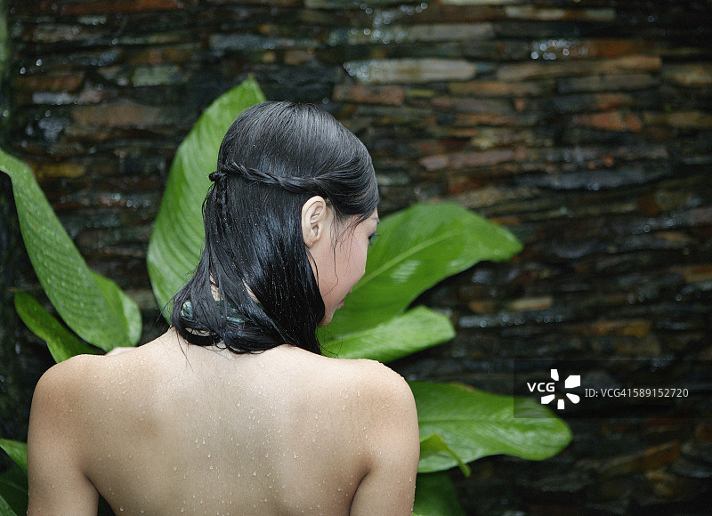 年轻女子与植物的背影图片素材