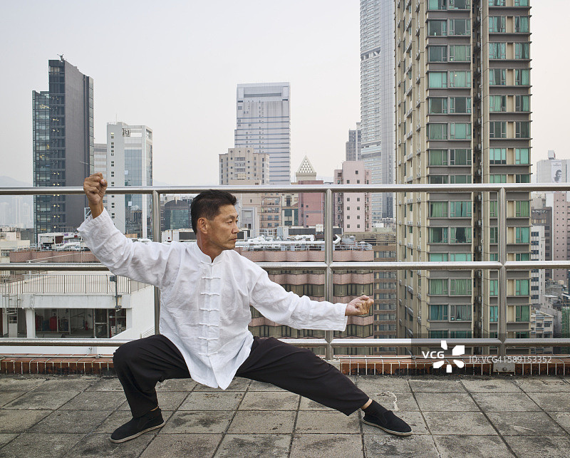 男子练习太极拳图片素材