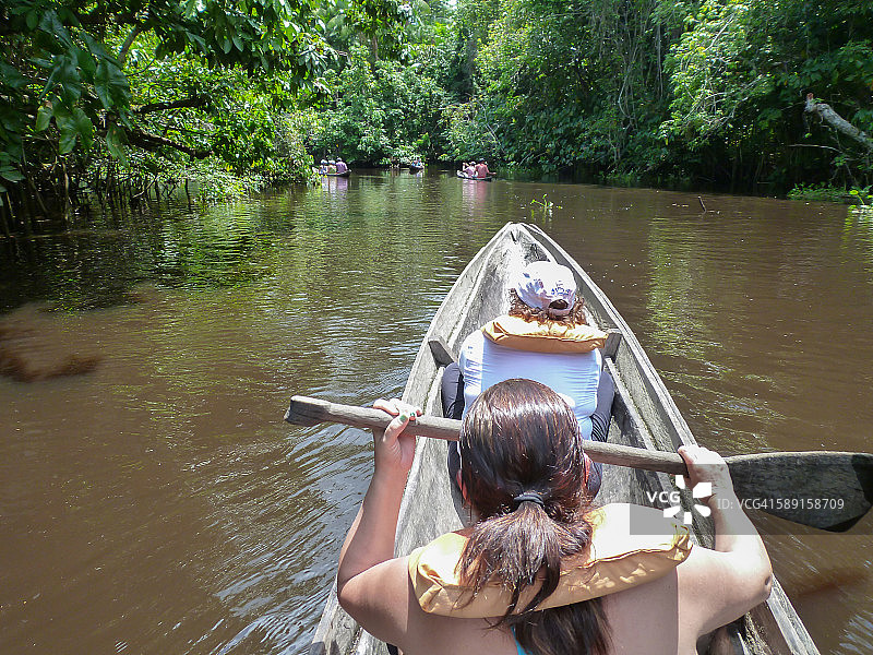 在奥里诺科河三角洲的奥里诺科河上划皮划艇图片素材