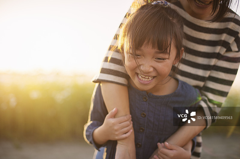 母女在波斯菊花田中图片素材