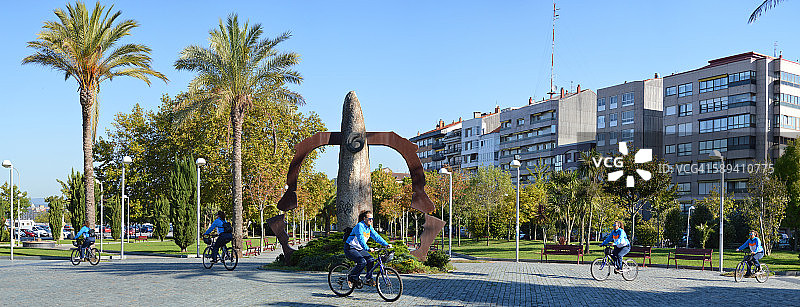 在米格尔·埃尔南德斯公园骑自行车的女士图片素材