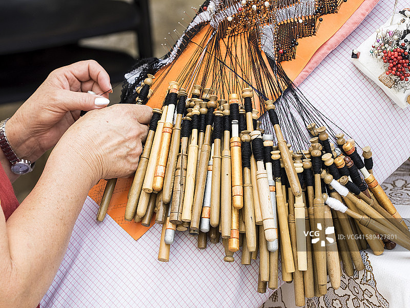 女人手工编织布料图片素材