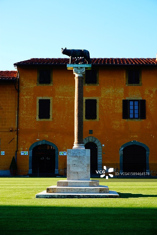 阳光下的雷穆斯和罗穆路斯雕像，意大利比萨图片素材