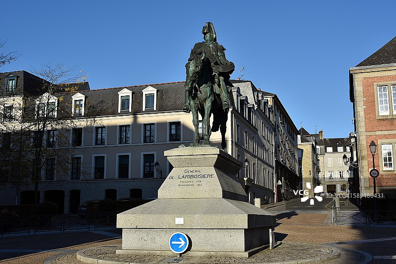 富热尔市的拉里布瓦西埃雕像图片素材